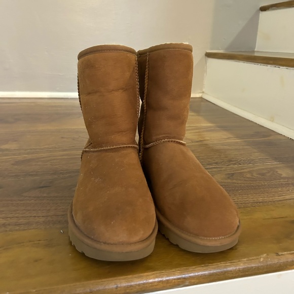 Classic Short Uggs size 8 - Picture 3 of 5
